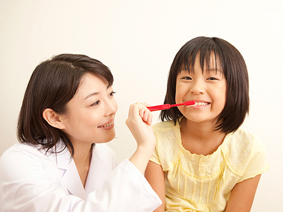 写真：子どもに歯磨きしている様子